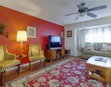 37 Oakland Hills Place - Photo Thumbnail 3