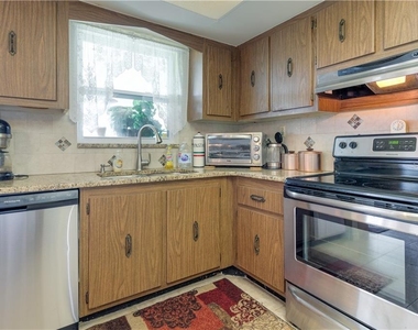 37 Oakland Hills Place - Photo Thumbnail 10