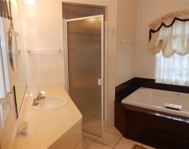 589 Rotonda Circle - Photo Thumbnail 14