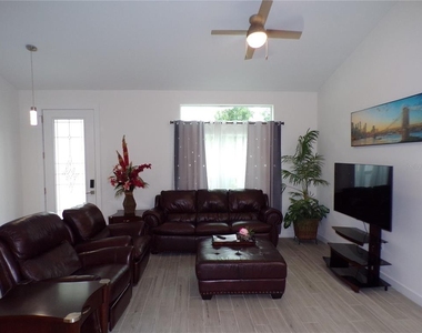 326 Millport Street Nw - Photo Thumbnail 3
