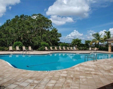 7104 W Lenox Circle - Photo Thumbnail 1