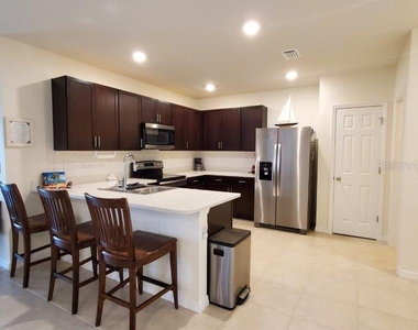7104 W Lenox Circle - Photo Thumbnail 9