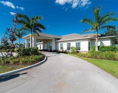 7104 W Lenox Circle - Photo Thumbnail 24