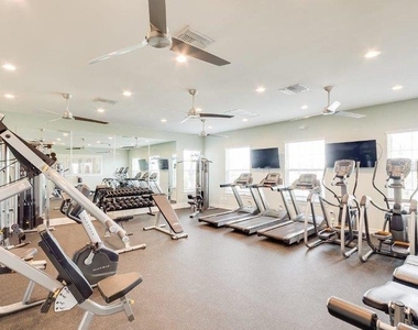 7104 W Lenox Circle - Photo Thumbnail 5