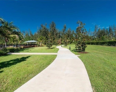 7104 W Lenox Circle - Photo Thumbnail 25