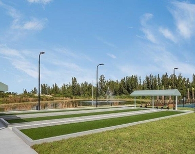 7104 W Lenox Circle - Photo Thumbnail 21