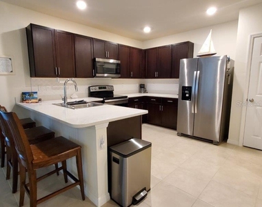 7104 W Lenox Circle - Photo Thumbnail 8