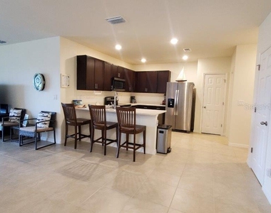 7104 W Lenox Circle - Photo Thumbnail 6