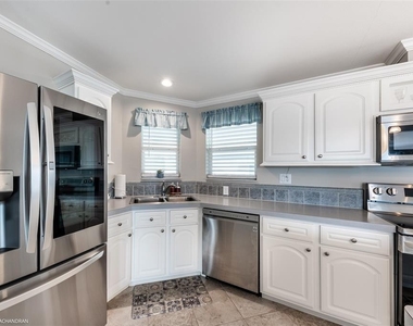 16 Freeman Avenue - Photo Thumbnail 13