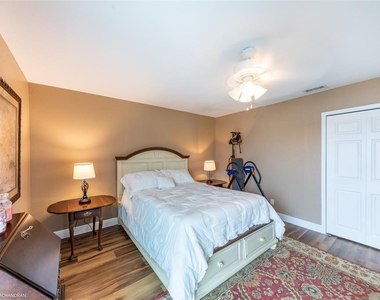 1801 Jamaica Way - Photo Thumbnail 22