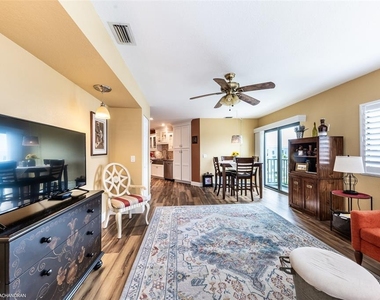 1801 Jamaica Way - Photo Thumbnail 10