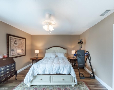 1801 Jamaica Way - Photo Thumbnail 21