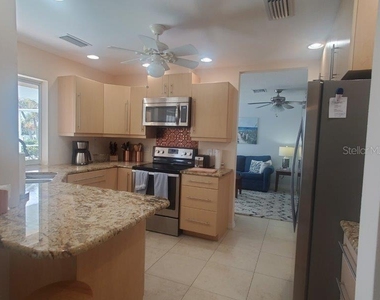 423 Matares Drive - Photo Thumbnail 10