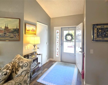 612 49th Street E - Photo Thumbnail 2