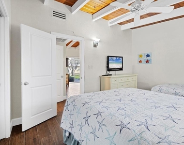 6006 Midnight Pass Road - Photo Thumbnail 14
