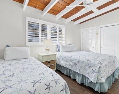 6006 Midnight Pass Road - Photo Thumbnail 15