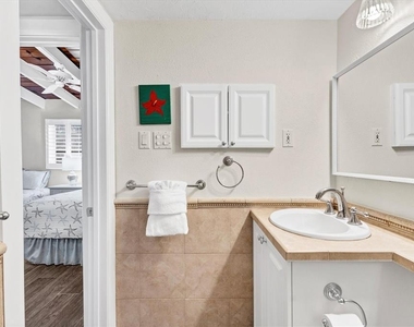 6006 Midnight Pass Road - Photo Thumbnail 17