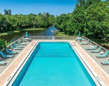 101 Woodland Place - Photo Thumbnail 8