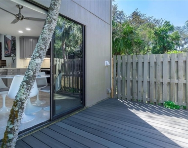 101 Woodland Place - Photo Thumbnail 24