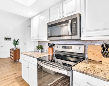 2921 Captiva Drive - Photo Thumbnail 21