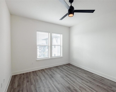 1420 Lakefront Drive - Photo Thumbnail 13