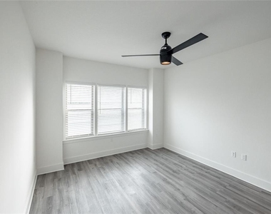 1420 Lakefront Drive - Photo Thumbnail 10