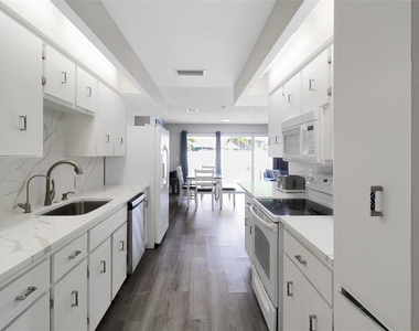 1127 De Leo Drive - Photo Thumbnail 8