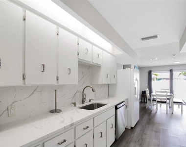 1127 De Leo Drive - Photo Thumbnail 9