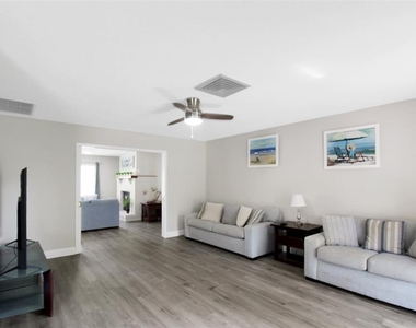 1127 De Leo Drive - Photo Thumbnail 3