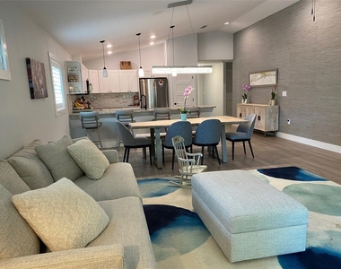 2933 Maiden Lane - Photo Thumbnail 4