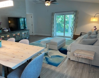 2933 Maiden Lane - Photo Thumbnail 12