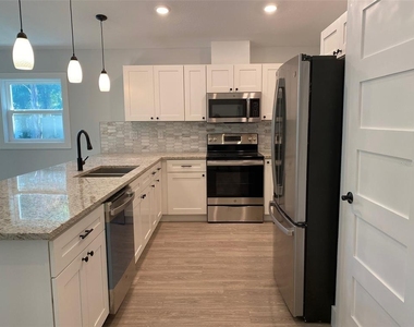 2933 Maiden Lane - Photo Thumbnail 5