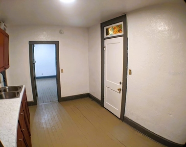 401 Colonia Lane E - Photo Thumbnail 8