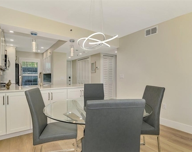 917 Wexford Boulevard - Photo Thumbnail 13