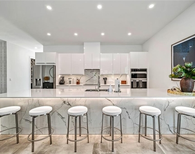 2327 Hillview Street - Photo Thumbnail 2