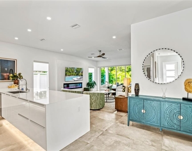 2327 Hillview Street - Photo Thumbnail 6