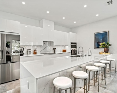 2327 Hillview Street - Photo Thumbnail 3
