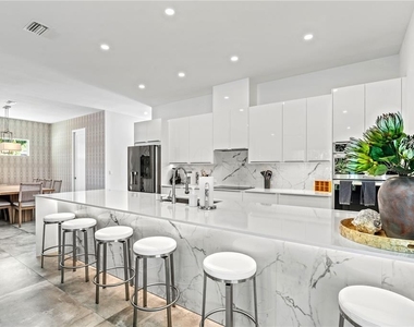 2327 Hillview Street - Photo Thumbnail 4