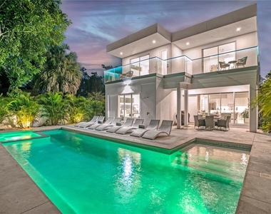 2327 Hillview Street - Photo Thumbnail 1