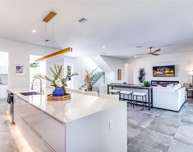 2585 Clematis Street - Photo Thumbnail 7