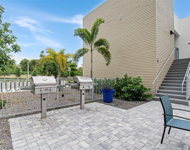 1703 N Tamiami Trail - Photo Thumbnail 4