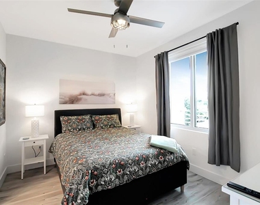 1703 N Tamiami Trail - Photo Thumbnail 23