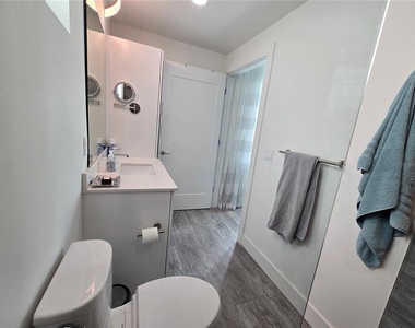 1709 N Tamiami Trail - Photo Thumbnail 10