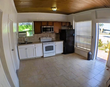 401 Colonia Lane E - Photo Thumbnail 2