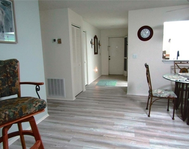 7050 W Country Club Drive N - Photo Thumbnail 5