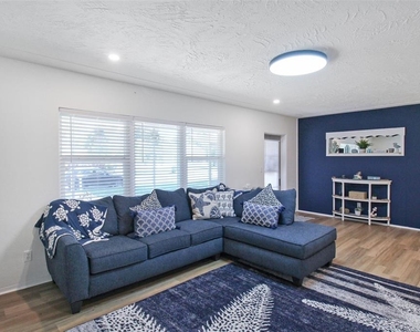 2403 19th Avenue W - Photo Thumbnail 2