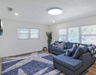 2403 19th Avenue W - Photo Thumbnail 7