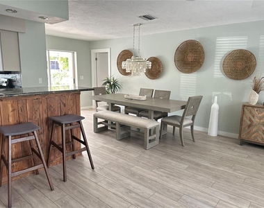 1723 Stanford Lane - Photo Thumbnail 4