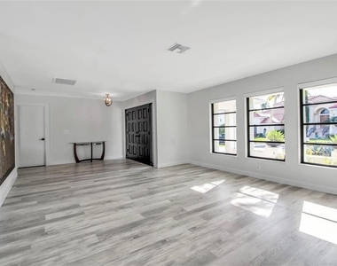 1649 Stanford Lane - Photo Thumbnail 4