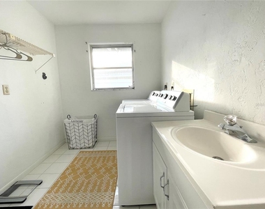2908 Captiva Drive - Photo Thumbnail 6